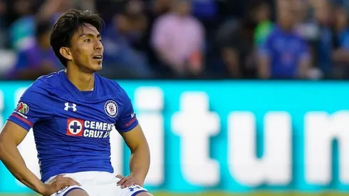 Ángel Mena con la playera de Cruz Azul