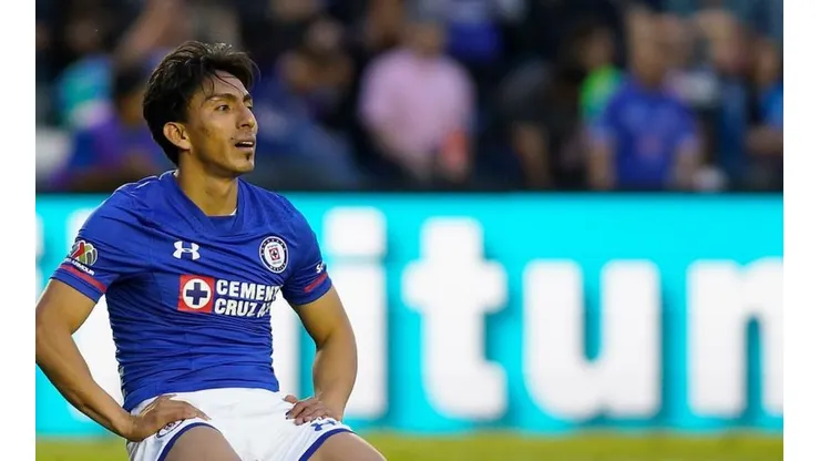 Ángel Mena con la playera de Cruz Azul