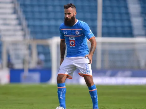 Fan #1: Marc Crosas recibe de regalo una playera de Cruz Azul