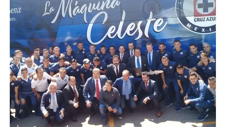 Cruz Azul presentó su autobús hoy.