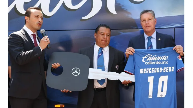 Cruz Azul presenta su nuevo camión de la mano de Mercedes-Benz