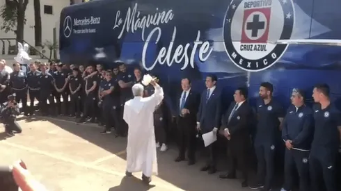 Un sacerdote bendijo a Cruz Azul.