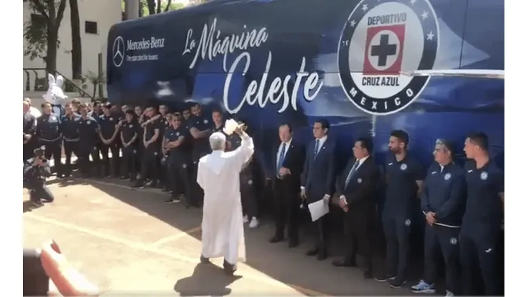 Un sacerdote bendijo a Cruz Azul.