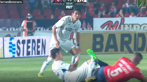 Carlos Salcido barrió a Julio Domínguez.