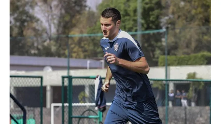 Santiago Giménez volvió a hacer fútbol.