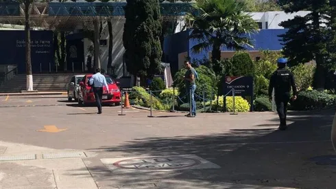 El único aficionado que llegó al entrenamiento de Cruz Azul.