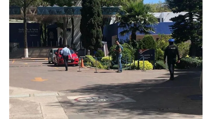 El único aficionado que llegó al entrenamiento de Cruz Azul.