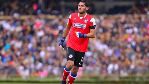 Chuy Corona en el partido frente a Pumas.