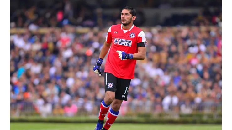 Chuy Corona en el partido frente a Pumas.