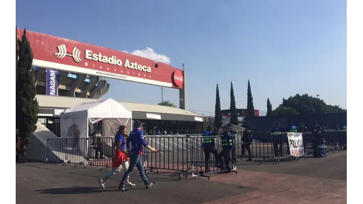 El Estadio Azteca tiene poca gente en sus inmediaciones.