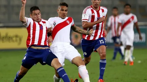 Pablo Aguilar enfrentando a Yoshimar Yotún en la Selección Paraguaya.