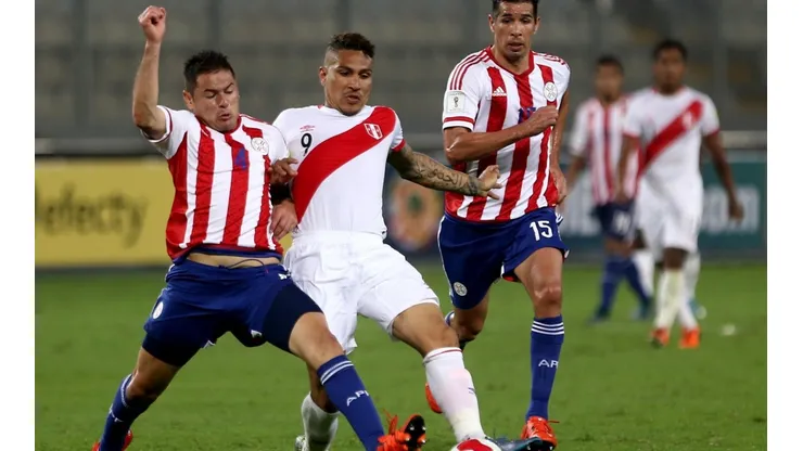 Pablo Aguilar enfrentando a Yoshimar Yotún en la Selección Paraguaya.