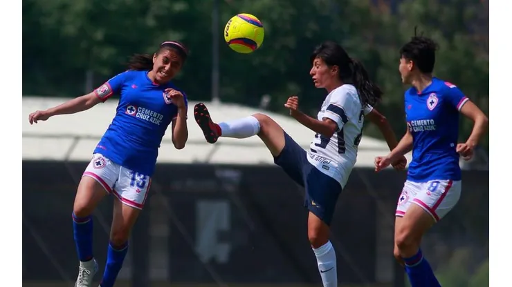 Cruz Azul enfrentando a Pumas en el torneo anterior.