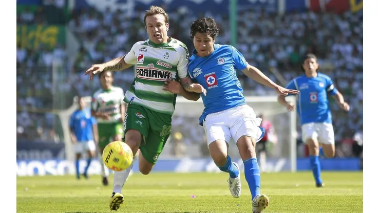 Domínguez debutó en 2006 con Cruz Azul.