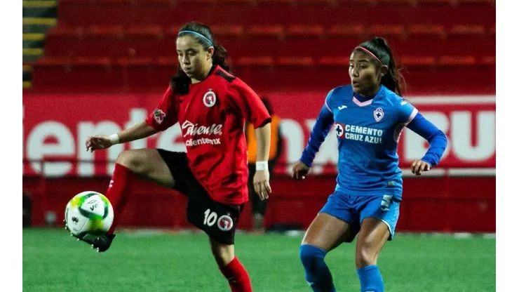 Cruz Azul Femenil enfrentando a Xolos.