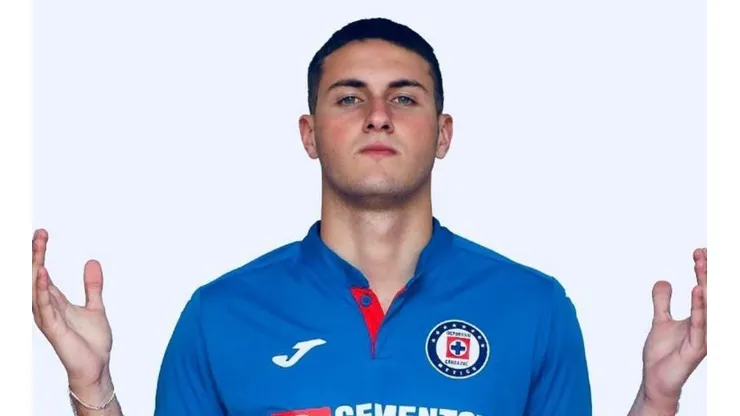 Santi Giménez fue inscrito por Cruz Azul.