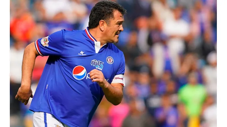 Carlos Hermosillo, ya como veterano, defendiendo la playera de Cruz Azul.