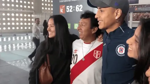 Yotún se encontró con un grupo de compatriotas.