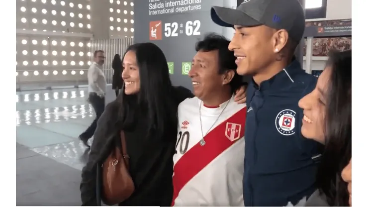 Yotún se encontró con un grupo de compatriotas.