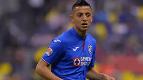 Roberto Alvarado con la playera de Cruz Azul
