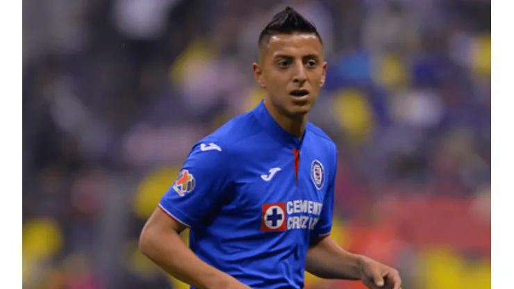 Roberto Alvarado con la playera de Cruz Azul