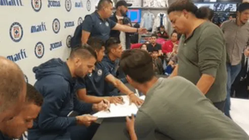 Cientos de aficionados llegaron a la firma de autógrafos.