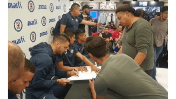 Cientos de aficionados llegaron a la firma de autógrafos.