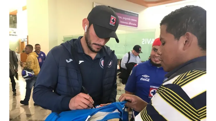 Chuy Corona firmando autógrafos en Guanajuato.