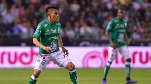 Ángel Mena con la playera de León.