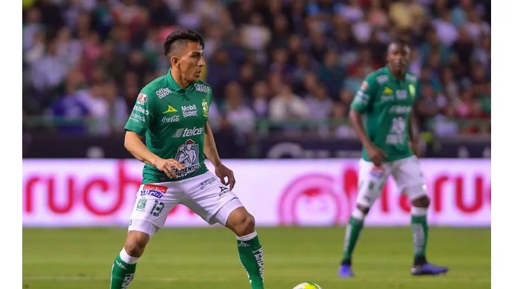 Ángel Mena con la playera de León.