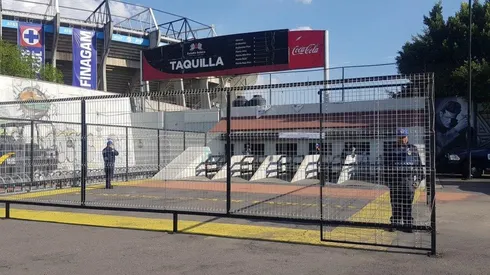 Poquísima gente en el Estadio Azteca.