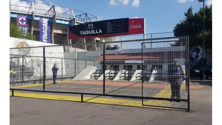 Poquísima gente en el Estadio Azteca.