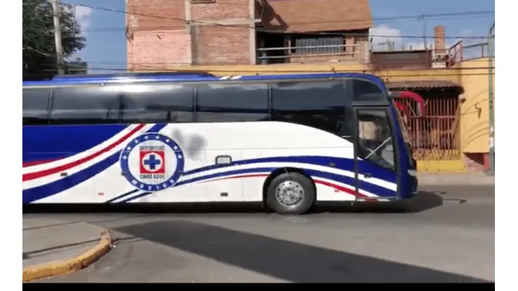 Cruz Azul llegó al Azteca blindado por la policía.