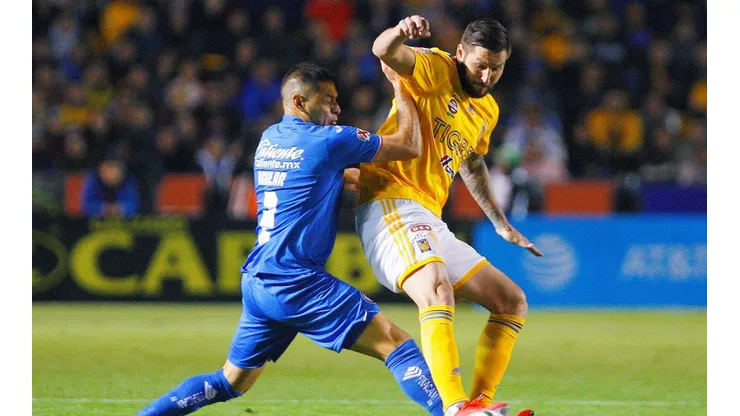 Aguilar supo marcar de buena forma a Gignac.