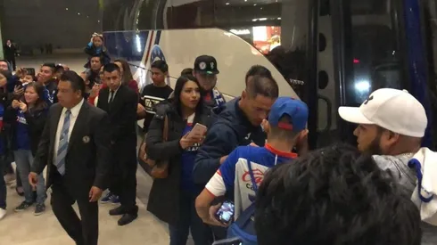 Cruz Azul fue recibido por muchos aficionados en el hotel.