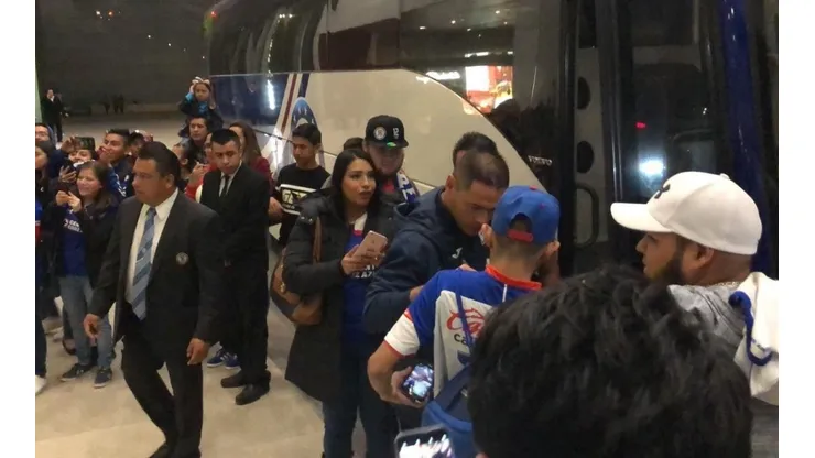 Cruz Azul fue recibido por muchos aficionados en el hotel.