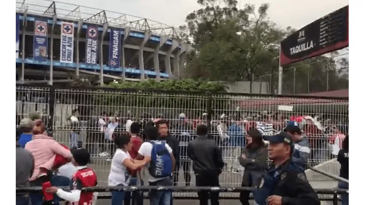 Largas filas en las taquillas del Estadio Azteca. (Archivo)