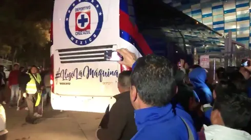 Cientos de fanáticos de Cruz Azul lo recibieron en el Estadio. (Archivo)