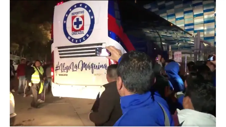 Cientos de fanáticos de Cruz Azul lo recibieron en el Estadio. (Archivo)