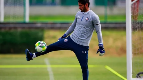 Corona no entrenó esta mañana en Cruz Azul. (Jam Media)