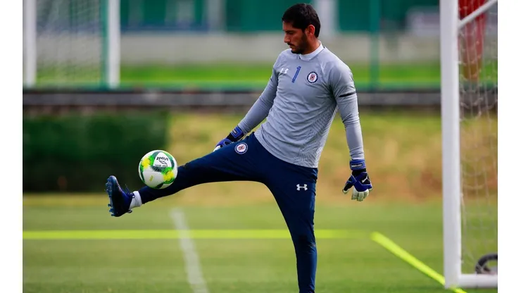 Corona no entrenó esta mañana en Cruz Azul. (Jam Media)