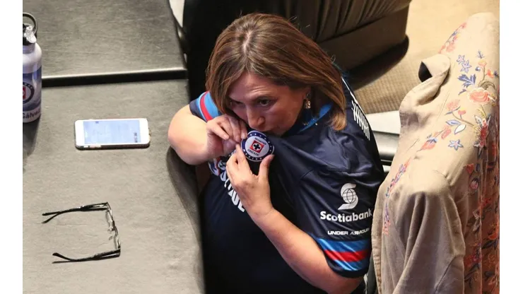 La senadora Gálvez en el parlamento con la playera de Cruz Azul. (Foto: Archivo)