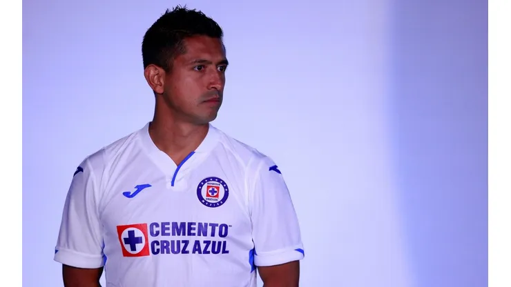 Elías Hernández posa con el jersey de visitante. (Foto: Jam Media)