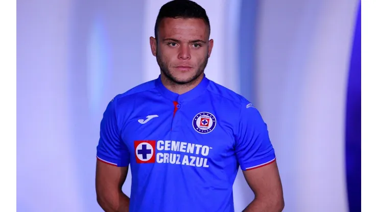 Jonathan Rodríguez posando con la nueva playera de Cruz Azul. (Foto: Jam Media)