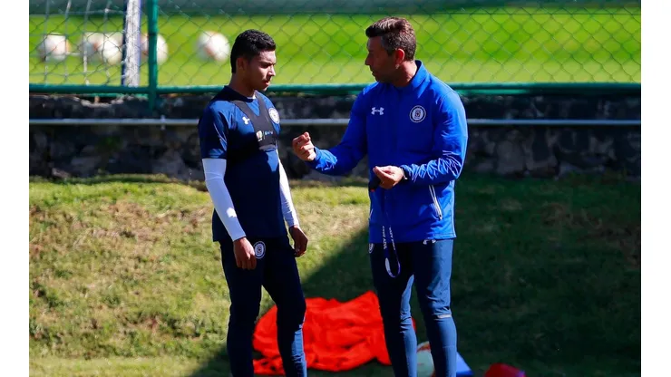 Pedro Caixinha conversando con Orbelín Pineda. (Foto: Jam Media)