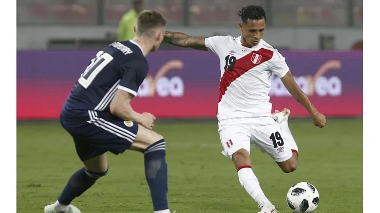 Yoshimar Yotún disputando un partido con su selección. (Foto: Getty Images)