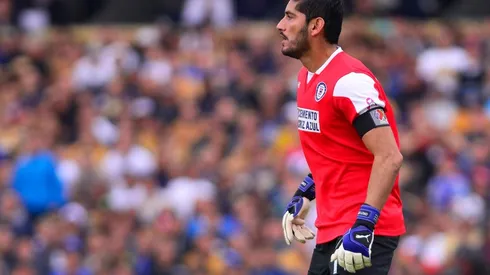 El capitán puso la cara a través de sus cuentas oficiales