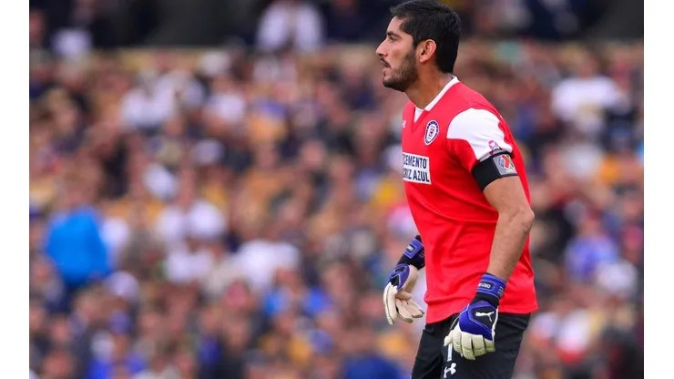 El capitán puso la cara a través de sus cuentas oficiales