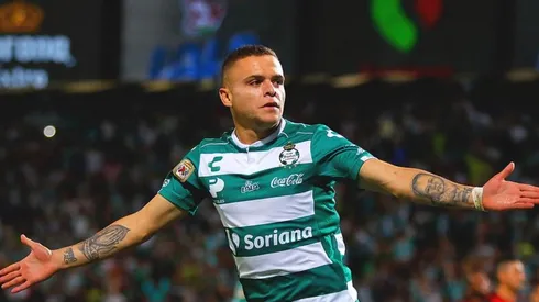 Jonathan Rodríguez tuvo un altercado con fanáticos de Cruz Azul en el 2017.