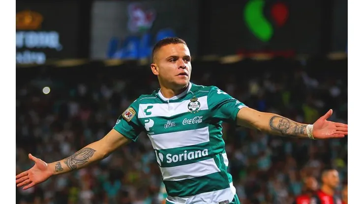 Jonathan Rodríguez tuvo un altercado con fanáticos de Cruz Azul en el 2017.